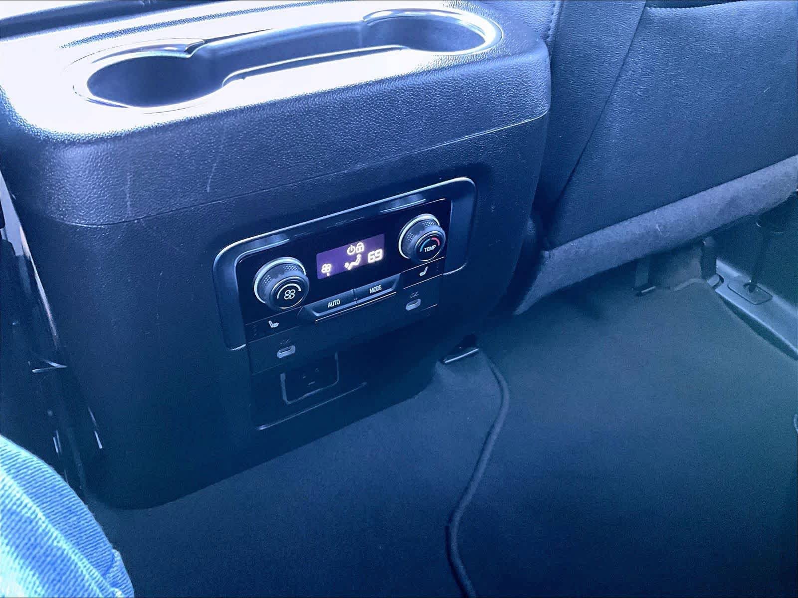 Used 2024 Chevrolet Tahoe Premier AWD/4WD image 29