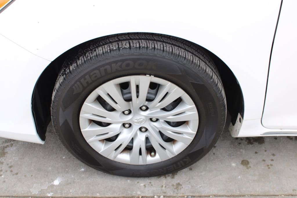 Used 2012 Toyota Camry LE image 11