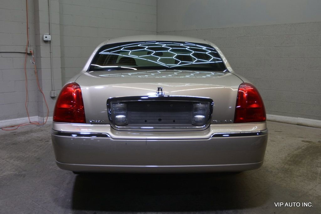 Used 2010 Lincoln Town Car Signature Limited image 6