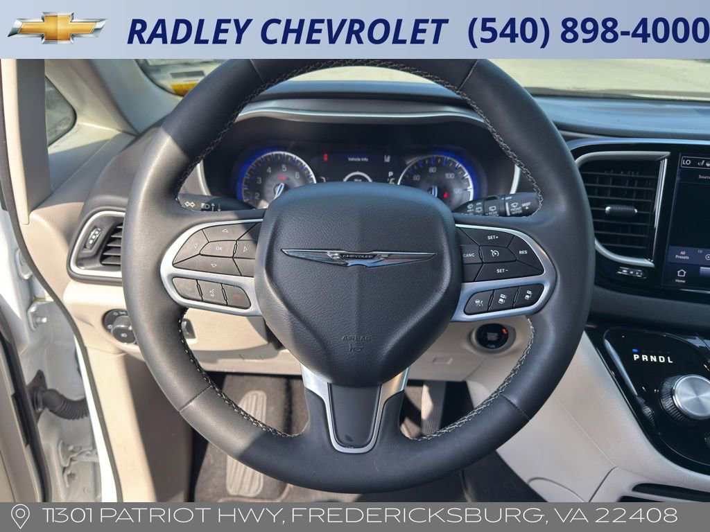 Used 2024 Chrysler Pacifica Touring-L FWD image 19