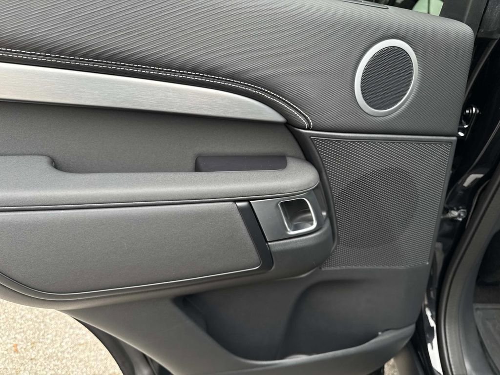 Used 2025 Land Rover Discovery Dynamic SE image 13