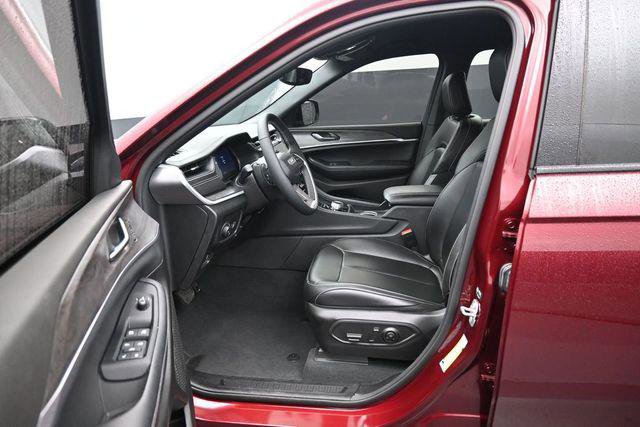 Used 2024 Jeep Grand Cherokee Limited AWD/4WD image 9