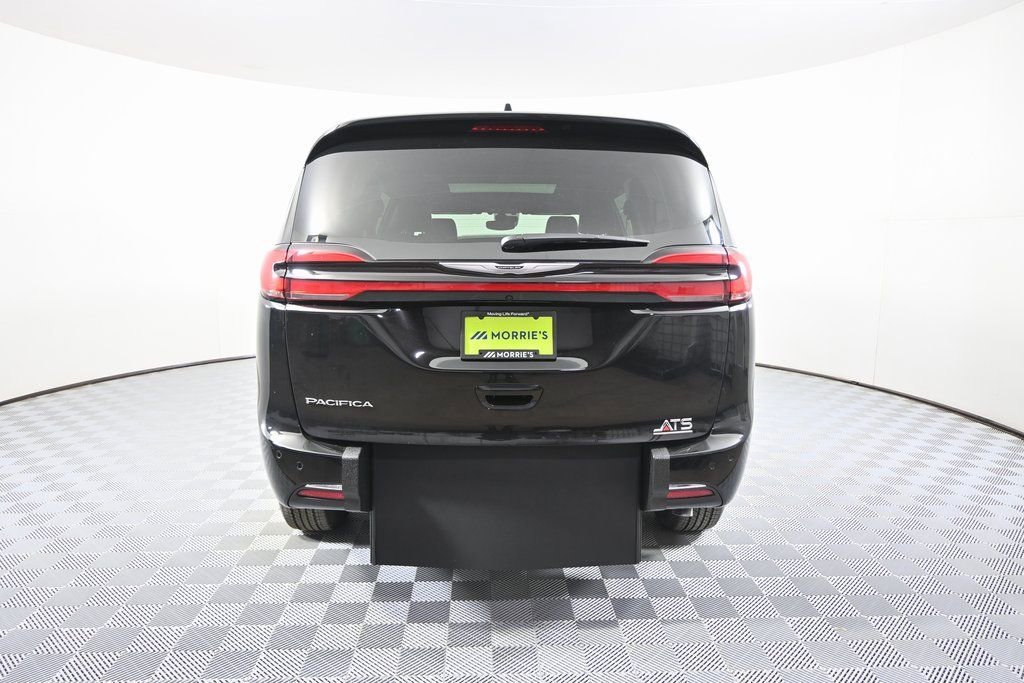 Used 2025 Chrysler Pacifica Select FWD image 5