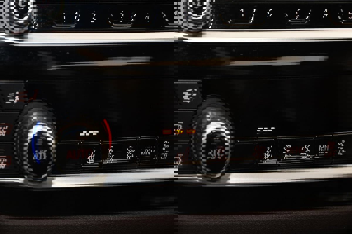 Used 2023 BMW M550i xDrive image 9