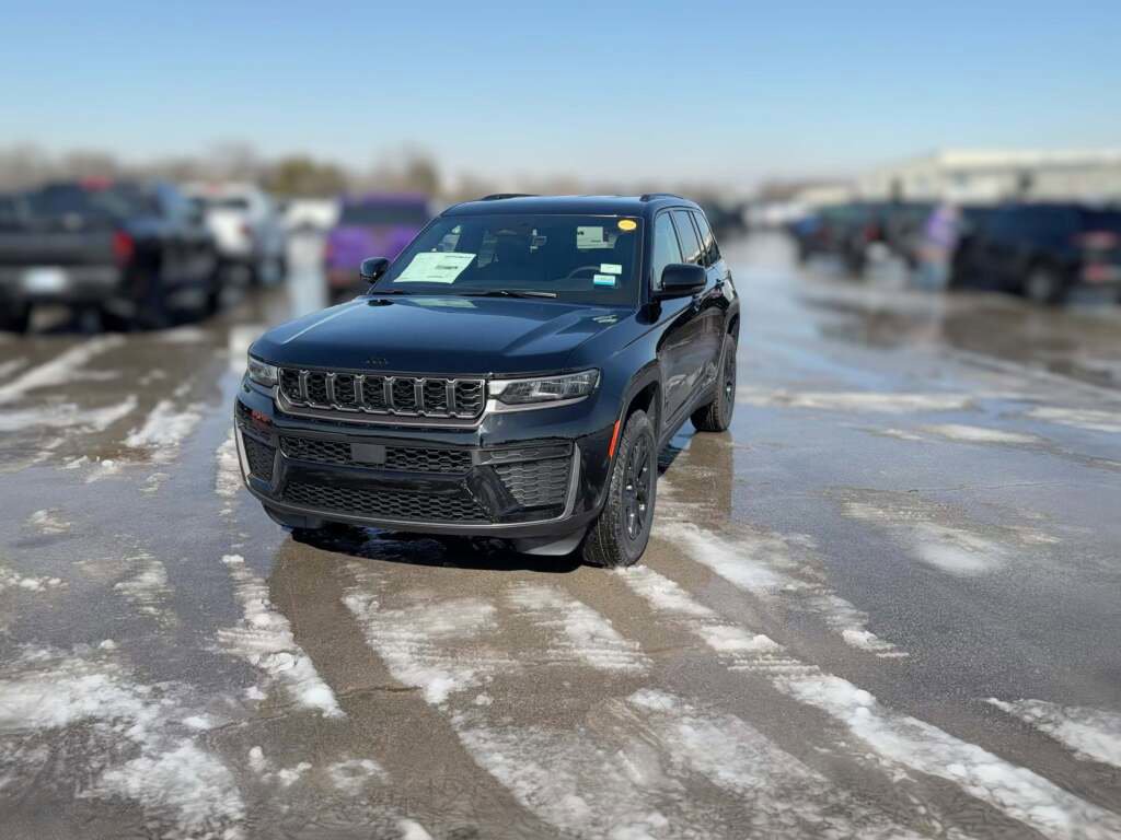 New 2026 Jeep Grand Cherokee Altitude image 3