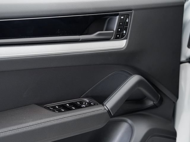 Certified 2025 Porsche Cayenne AWD/4WD image 8