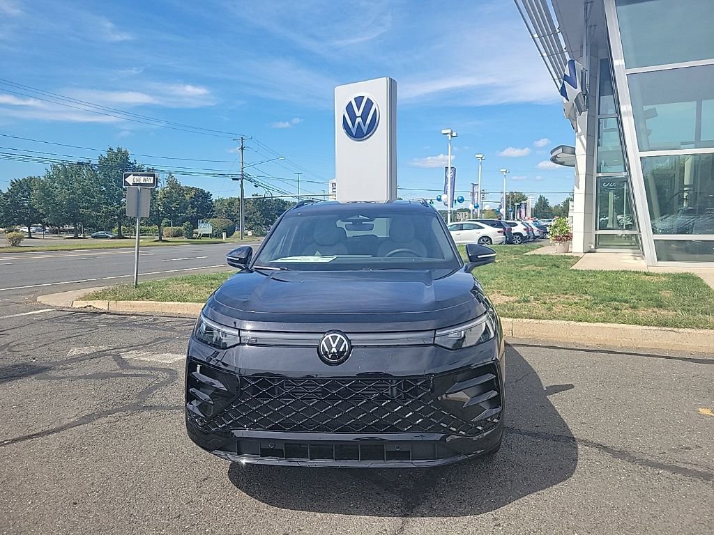 New 2025 Volkswagen Tiguan SE R-Line image 1
