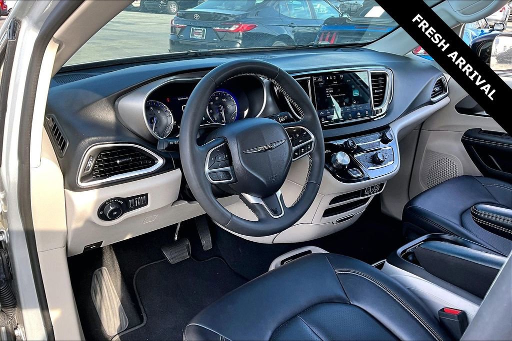 Used 2024 Chrysler Pacifica Touring-L image 16