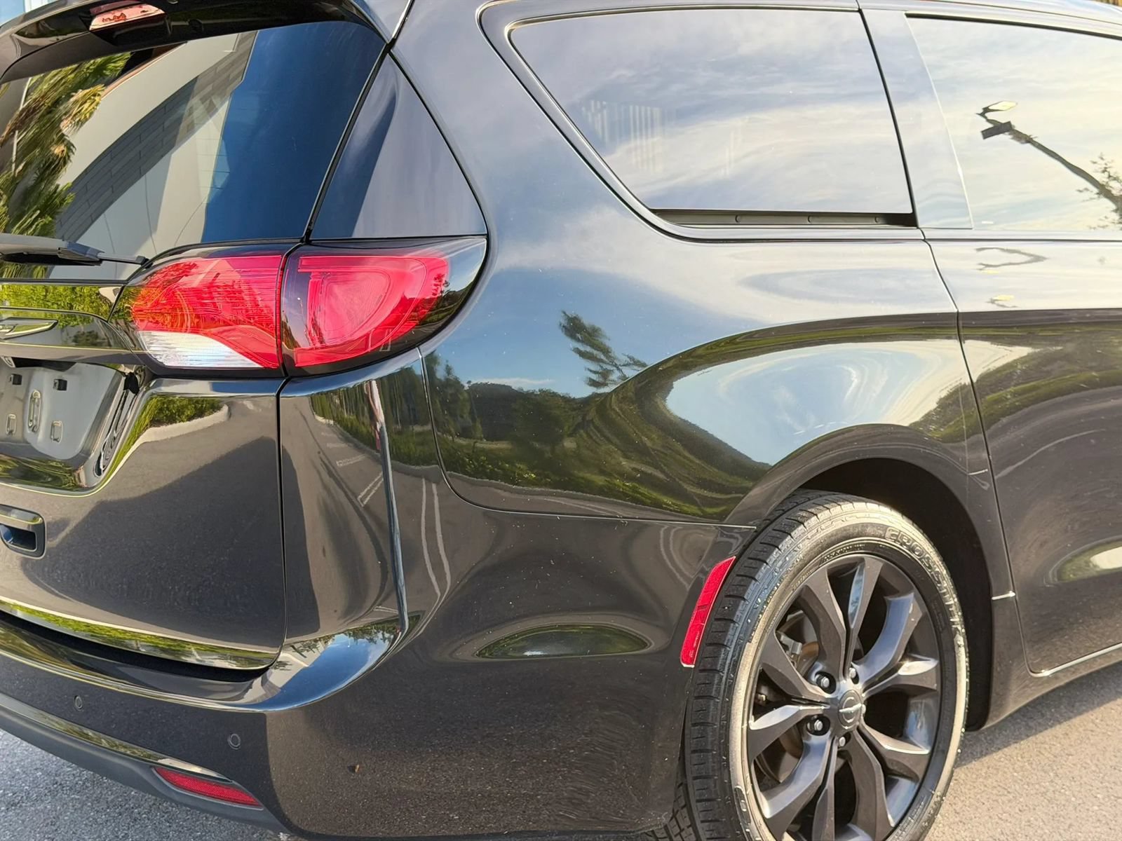 Used 2020 Chrysler Pacifica Touring w/ S Appearance Package FWD image 30