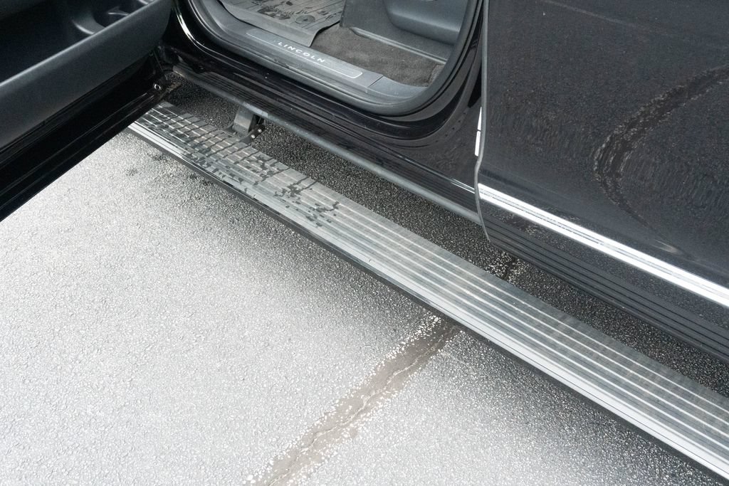 Used 2022 Lincoln Navigator L Reserve RWD image 5