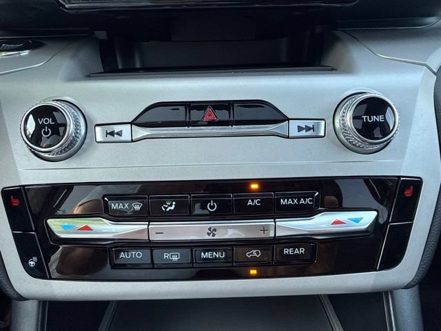 Used 2024 Ford Explorer XLT w/ Equipment Group 202A AWD/4WD image 27
