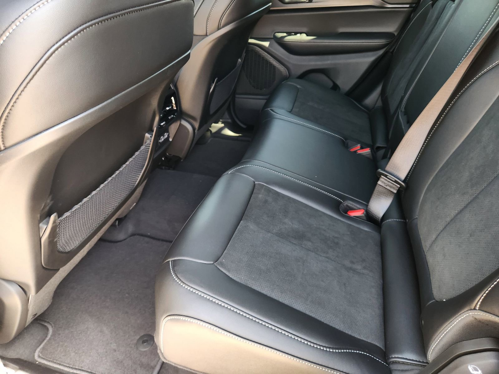 New 2025 Jeep Grand Cherokee Altitude image 18