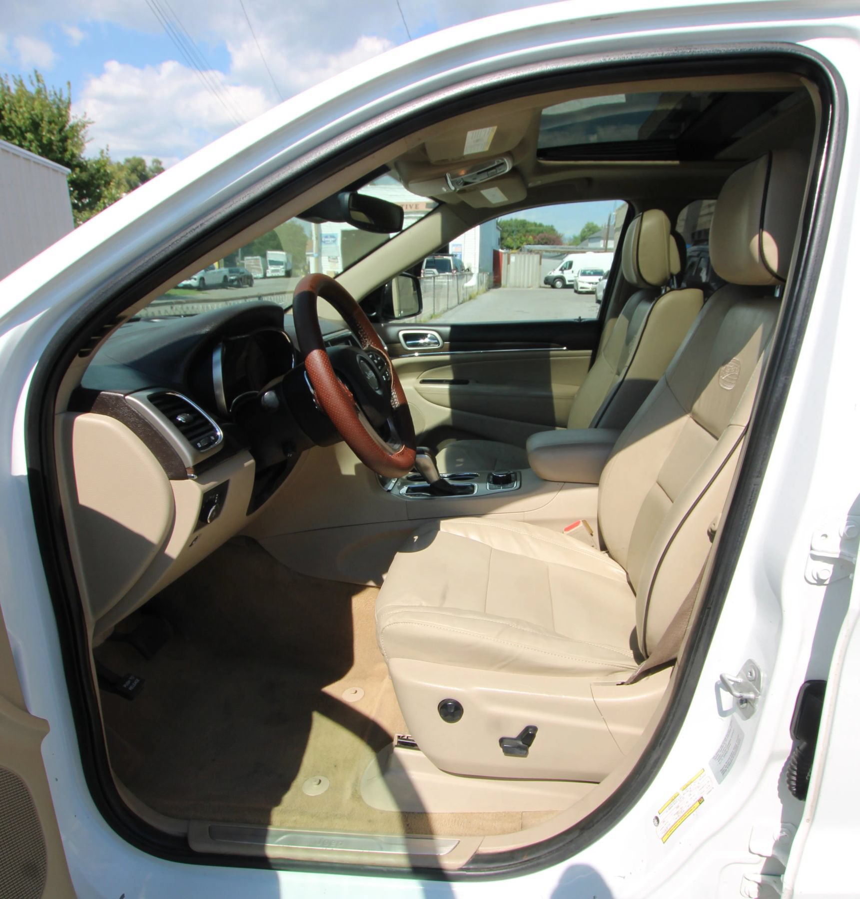 Used 2017 Jeep Grand Cherokee Overland w/ Jeep Active Safety Group AWD/4WD image 9