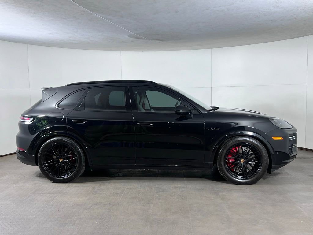 Certified 2025 Porsche Cayenne Turbo AWD/4WD image 8