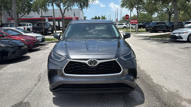 Used 2021 Toyota Highlander L FWD image 2