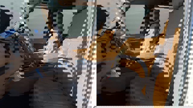 Used 2023 Land Rover Range Rover Long Wheelbase SE image 18