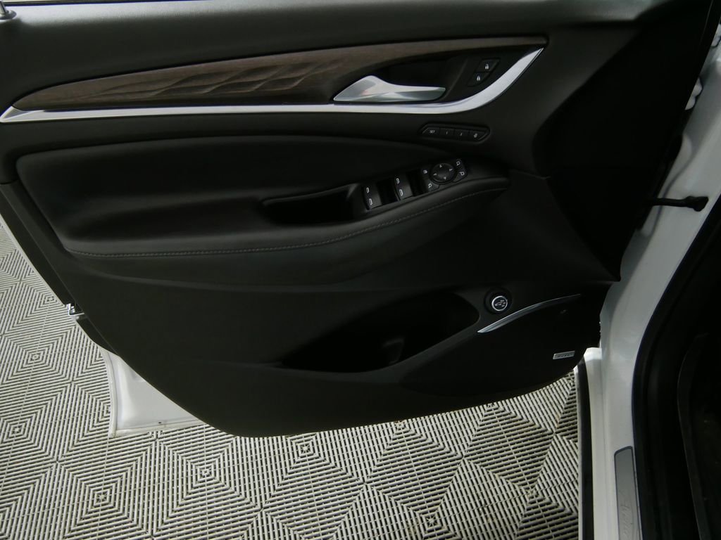 Used 2024 Buick Enclave Avenir w/ Avenir Technology Package image 15