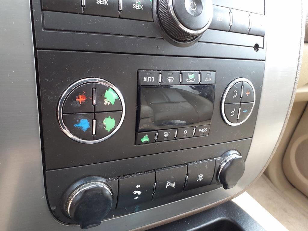 Used 2008 GMC Yukon XL SLT w/ SLT Preferred Equipment Group AWD/4WD image 16