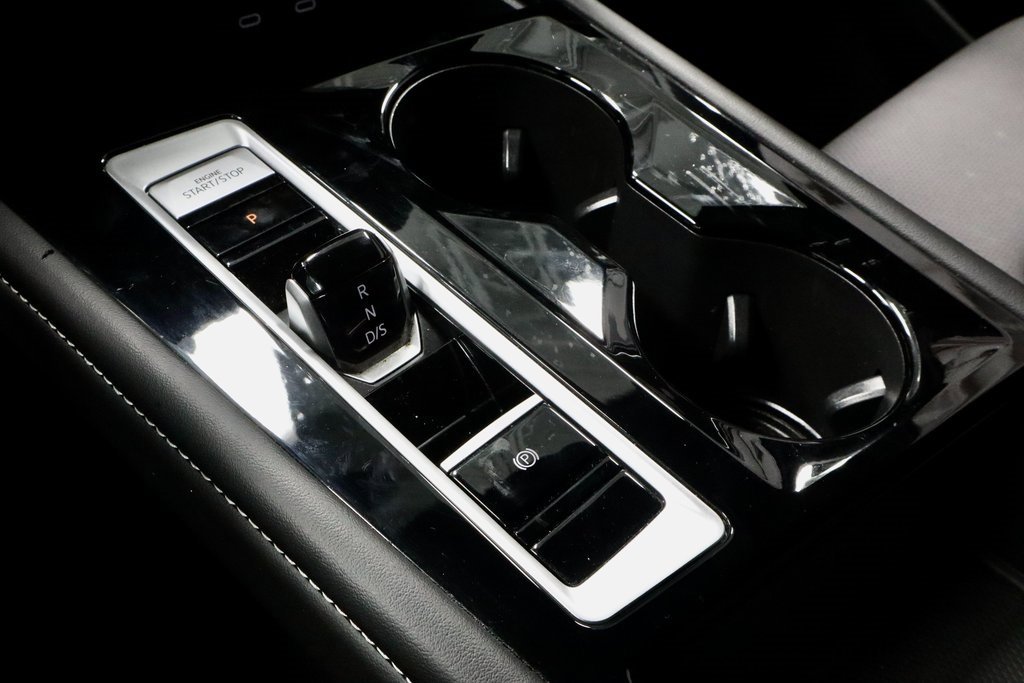 Used 2025 Volkswagen Atlas Cross Sport SE image 31