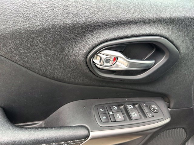 Used 2020 Jeep Cherokee Latitude Lux w/ Quick Order Package 26H Lux FWD image 17