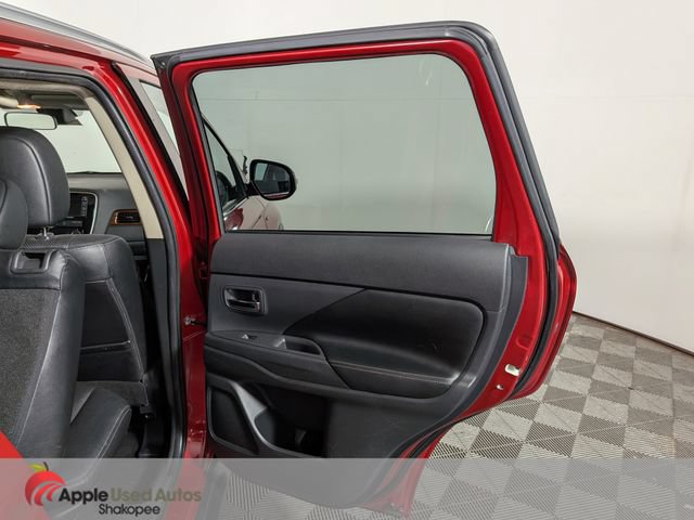 Used 2015 Mitsubishi Outlander GT AWD/4WD image 38