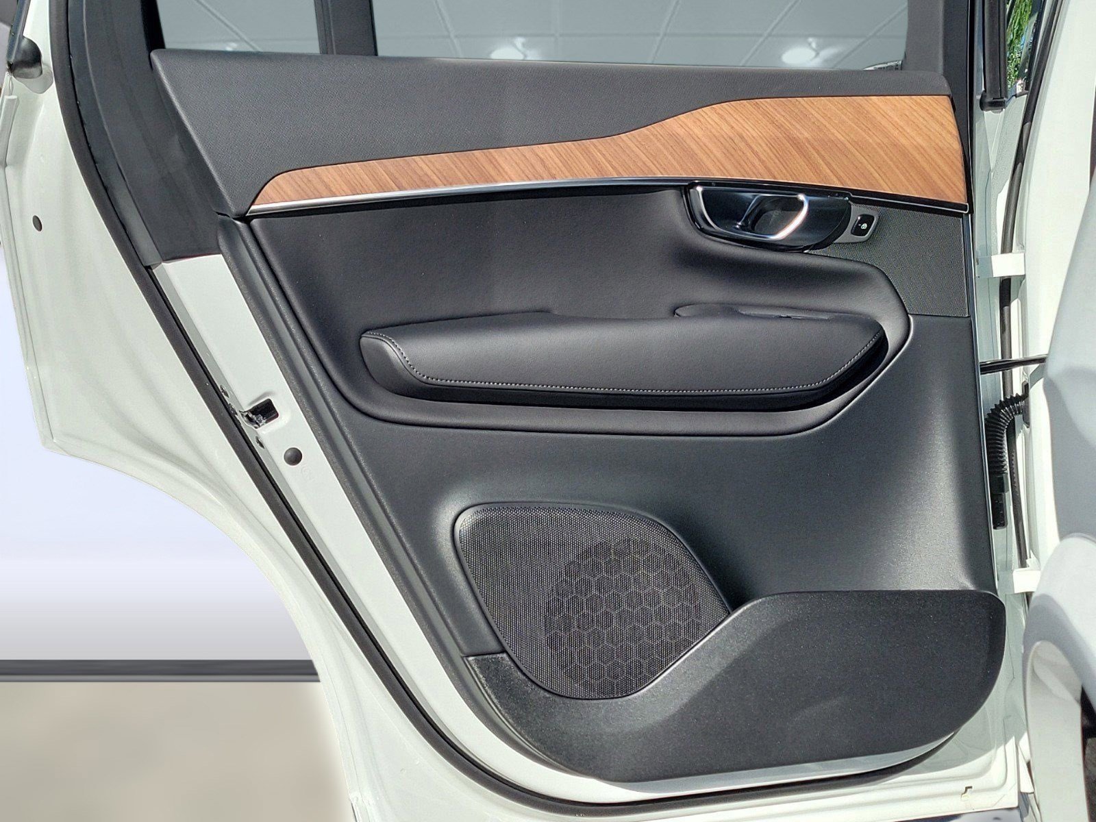 New 2024 Volvo XC90 T8 Plus w/ Protection Package Premier image 37