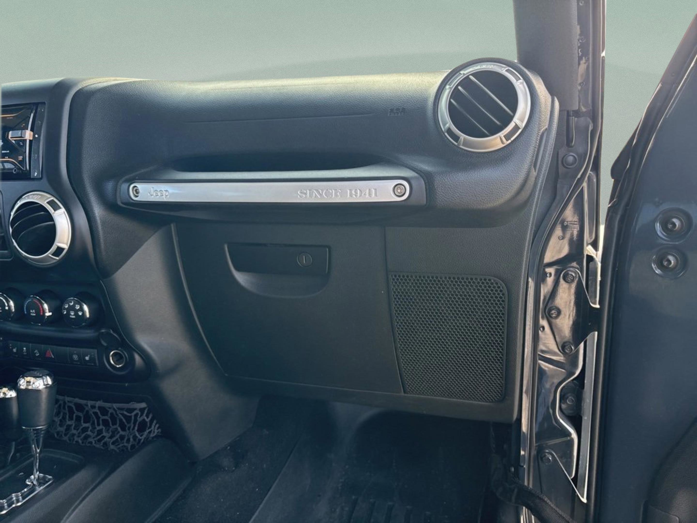 Used 2017 Jeep Wrangler Unlimited Sahara w/ Connectivity Group image 33