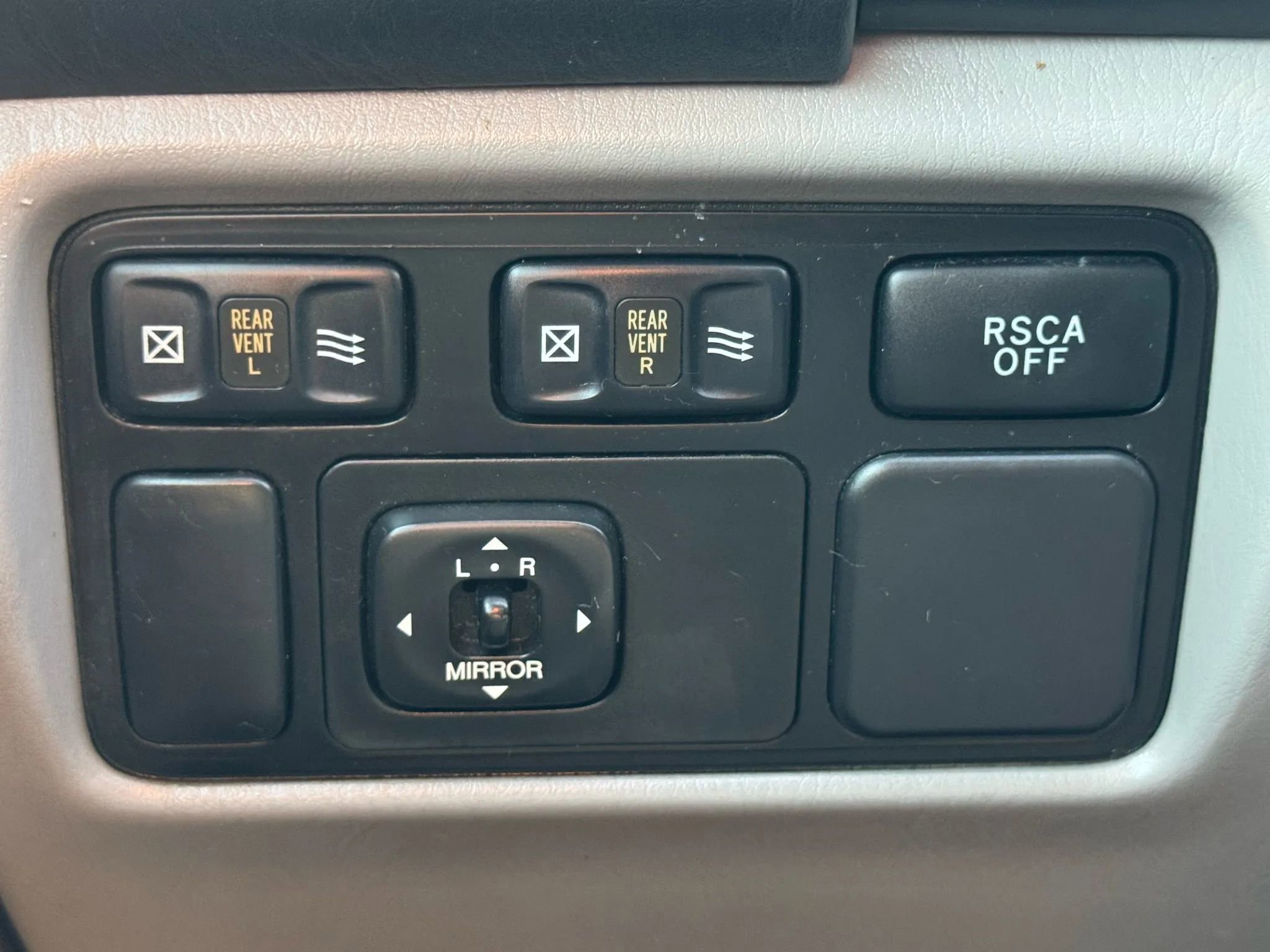 Used 2004 Toyota Land Cruiser image 38