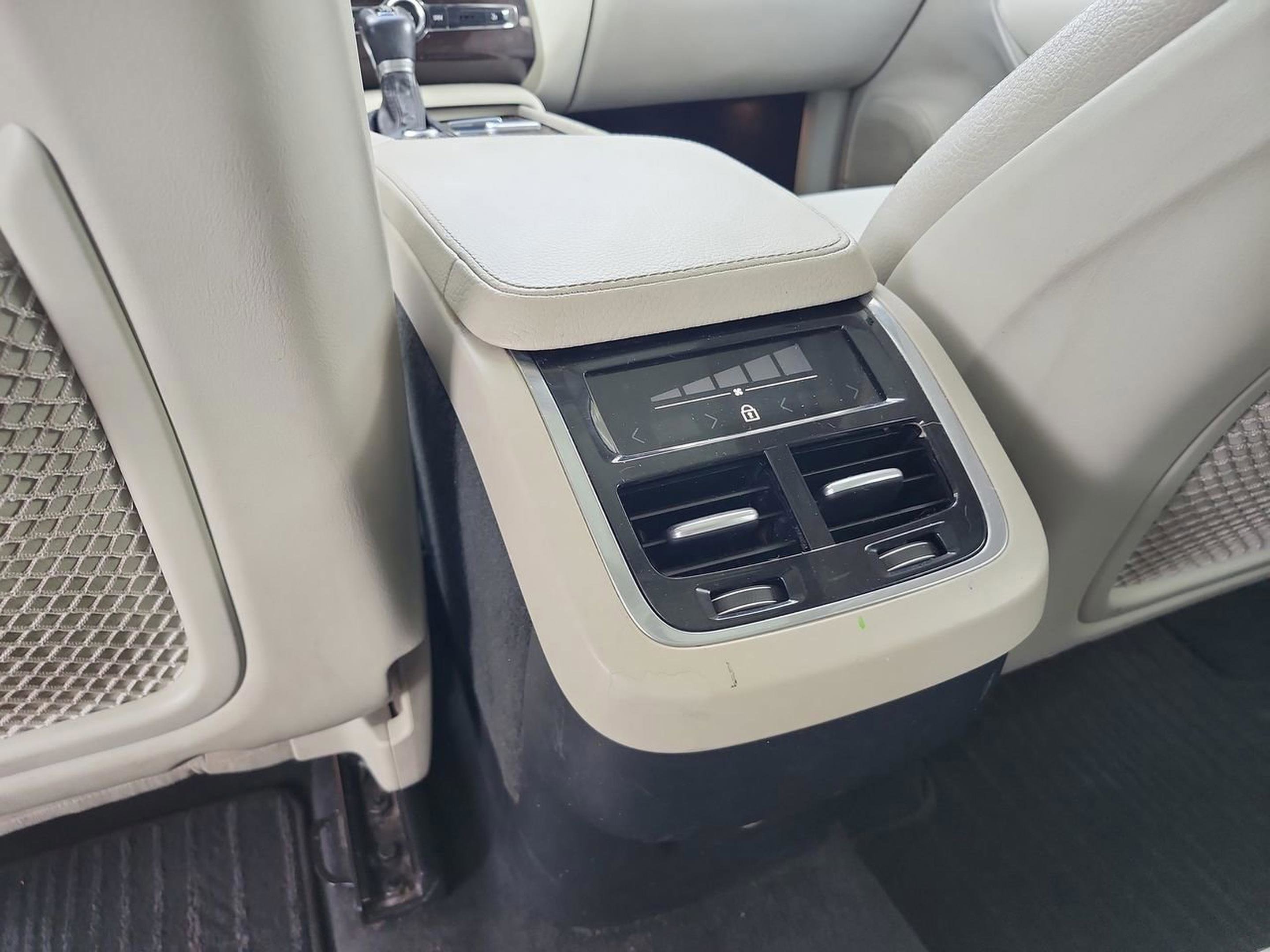 Used 2018 Volvo XC90 T5 Momentum w/ Convenience Package image 29