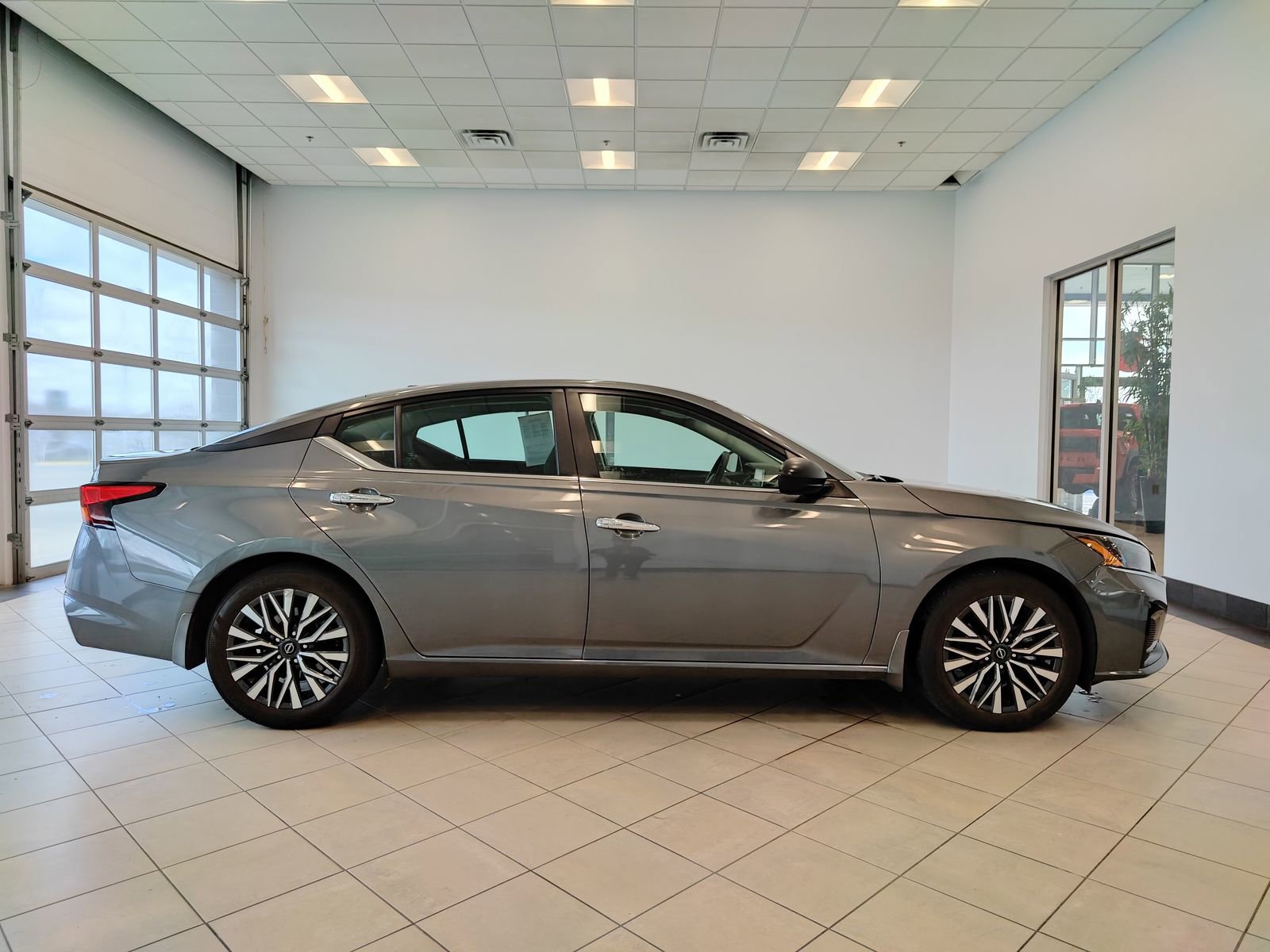 Used 2024 Nissan Altima 2.5 SV image 2