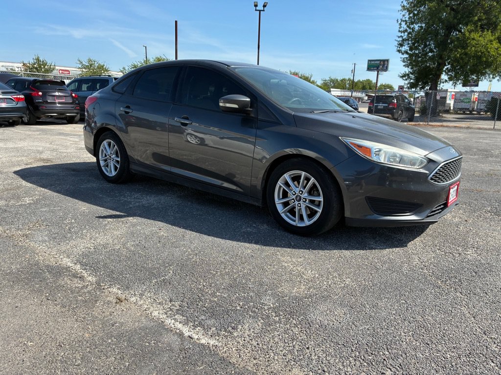 Used 2016 Ford Focus SE FWD image 2