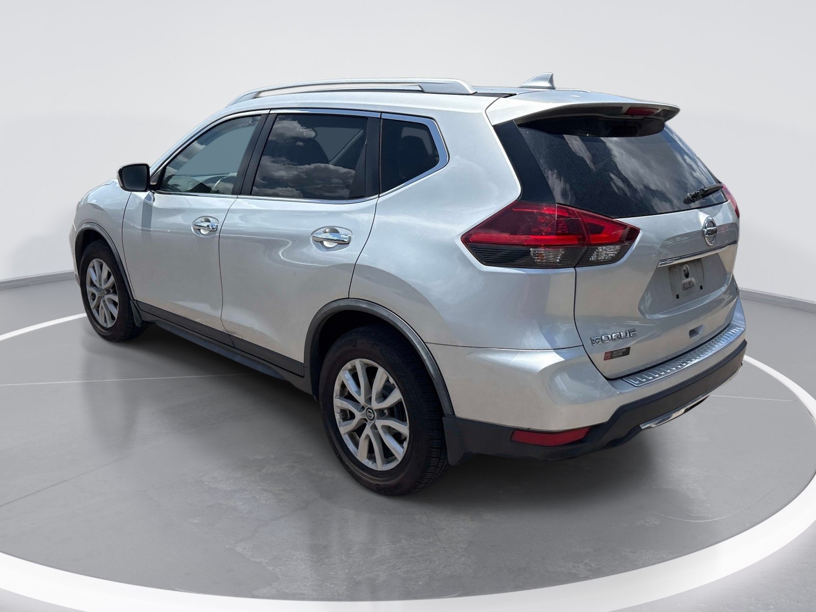 Used 2018 Nissan Rogue SV FWD image 6