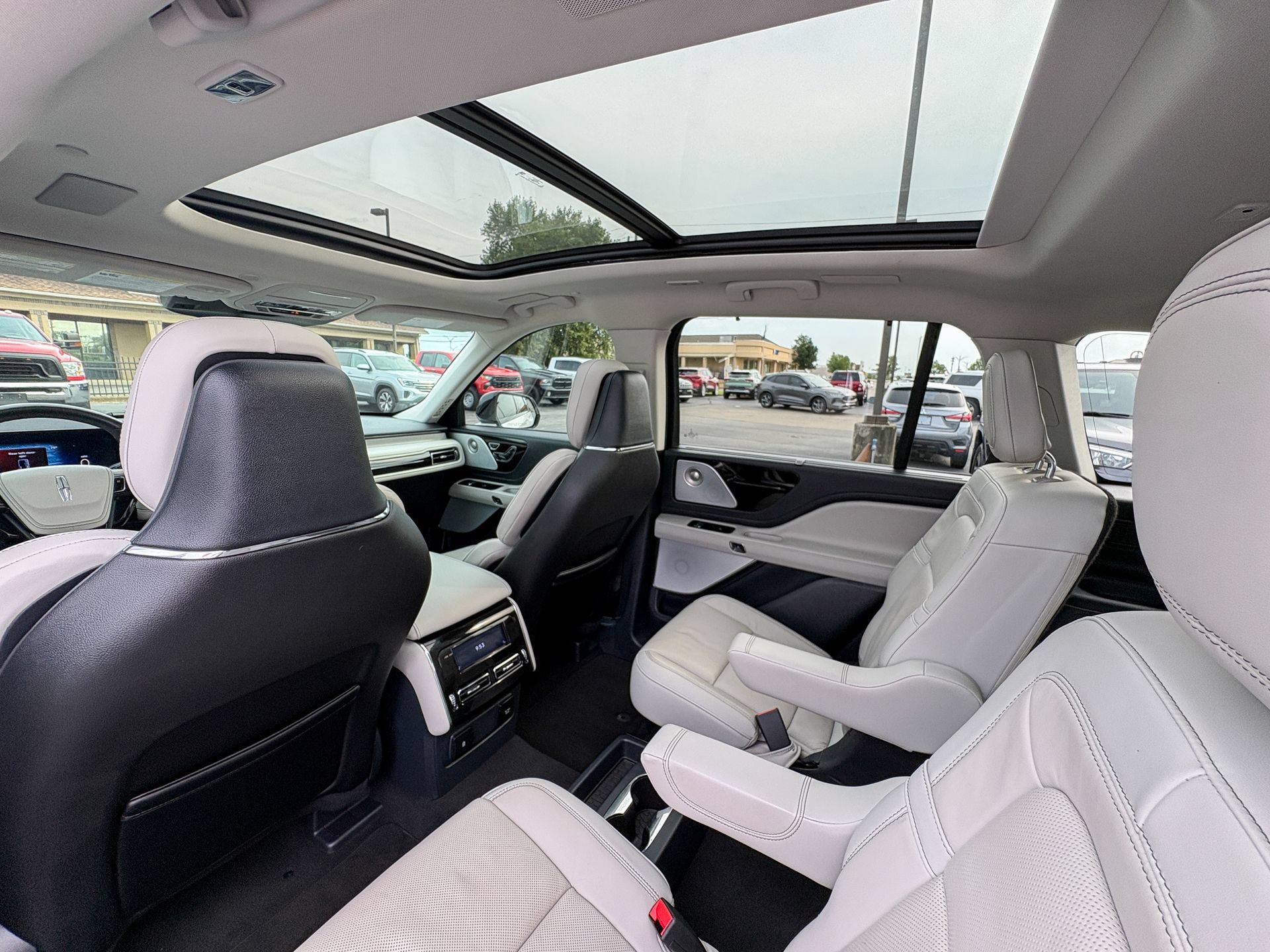 Used 2025 Lincoln Aviator Reserve w/ Luxury Package RWD image 27