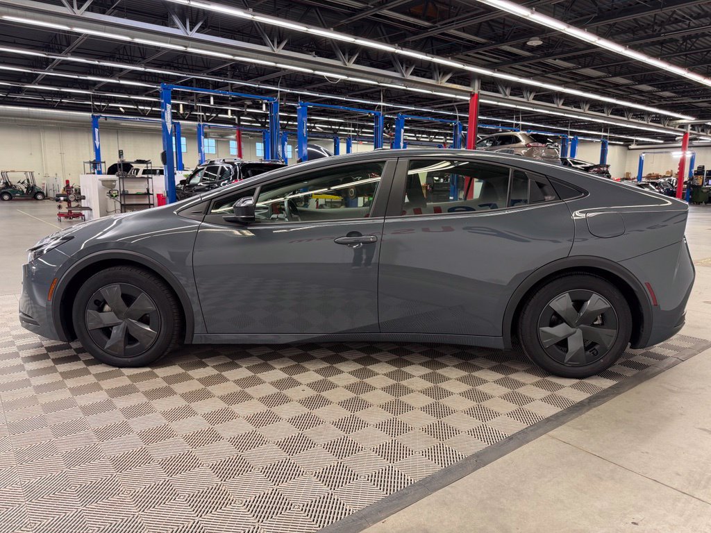 Used 2025 Toyota Prius LE FWD image 4