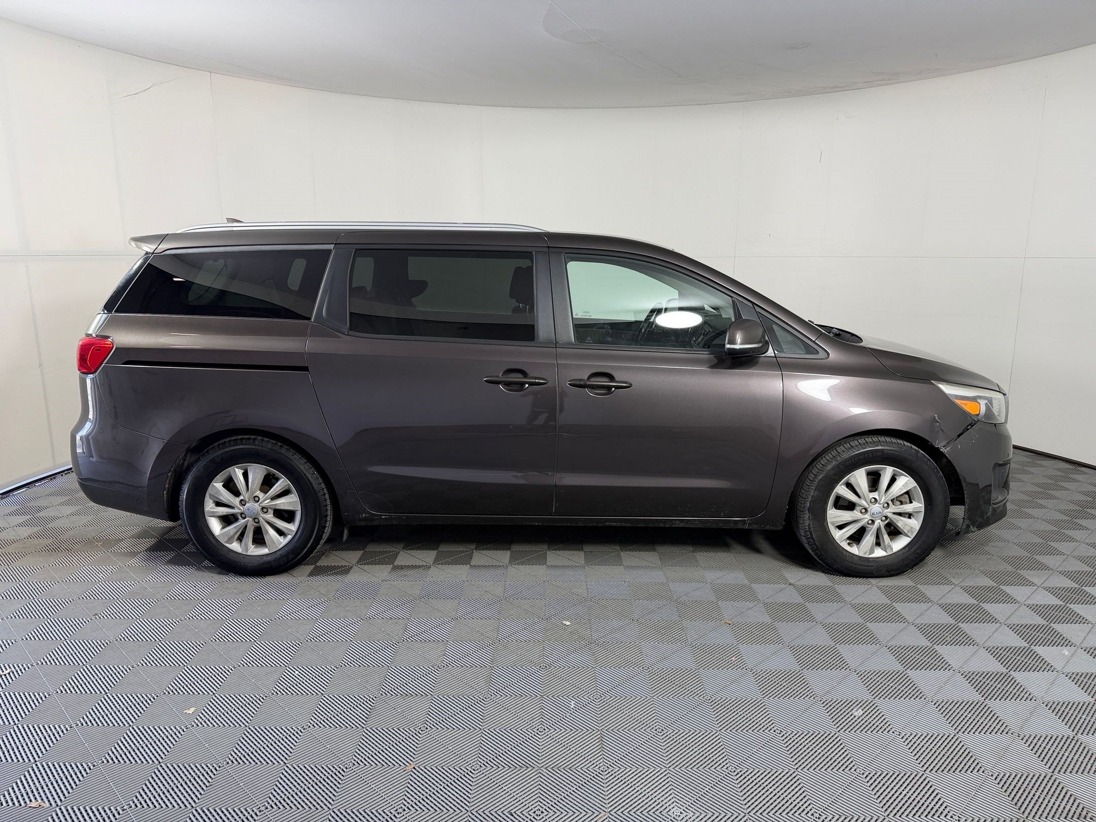 Used 2017 Kia Sedona LX w/ LX Essentials Premium Package FWD image 8