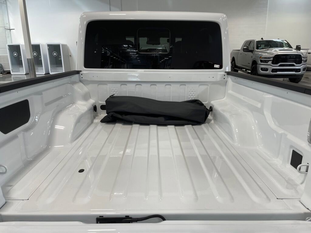 New 2025 Jeep Gladiator Mojave image 12