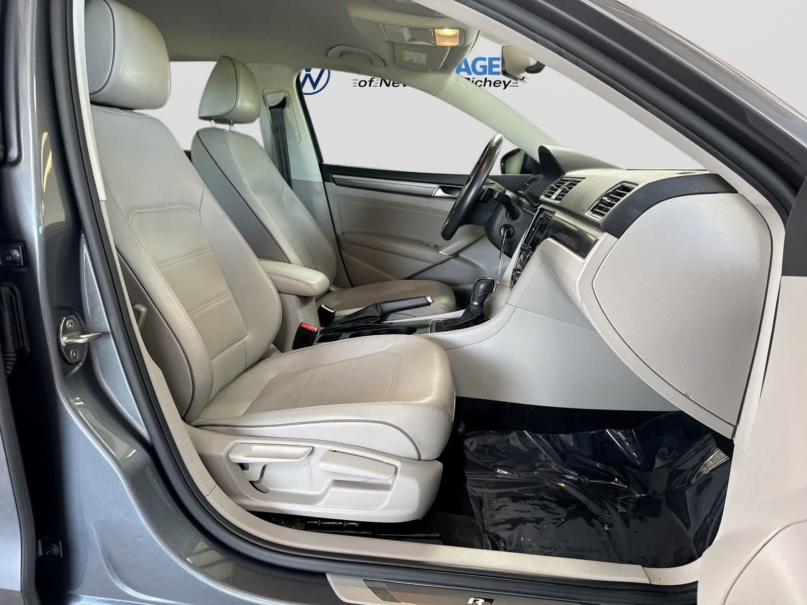 Used 2018 Volkswagen Passat 2.0T R-Line FWD image 27