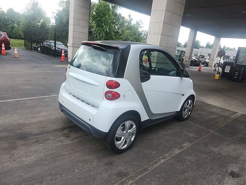 Used 2015 smart fortwo pure RWD image 2