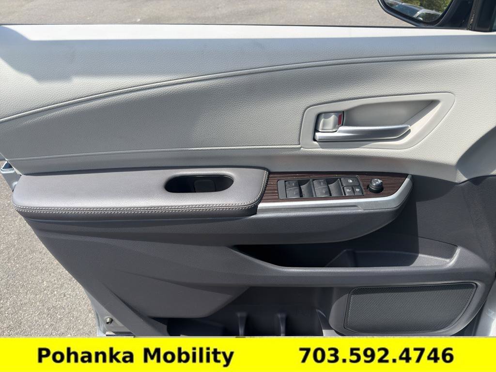 Used 2024 Toyota Sienna XLE FWD image 22