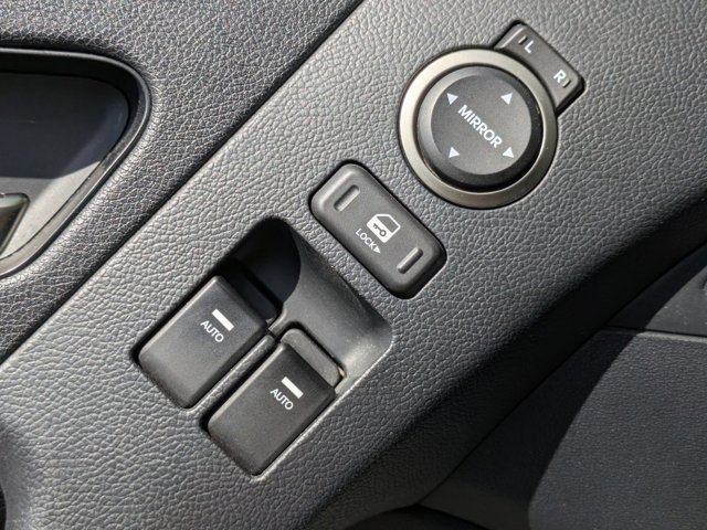 Used 2013 Hyundai Genesis 3.8 RWD image 12