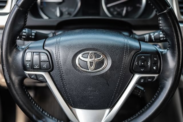 Used 2017 Toyota Highlander XLE AWD/4WD image 29