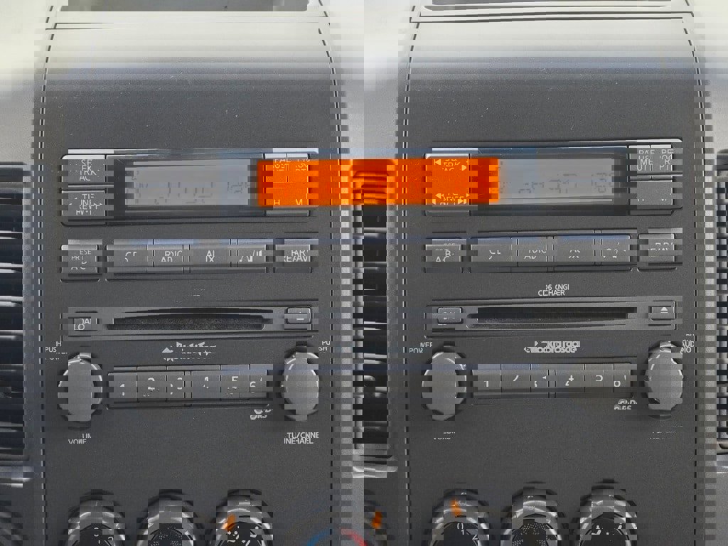 Used 2004 Nissan Titan SE image 13