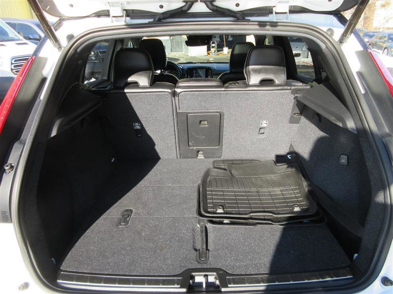 Used 2019 Volvo XC40 T4 R-Design image 6