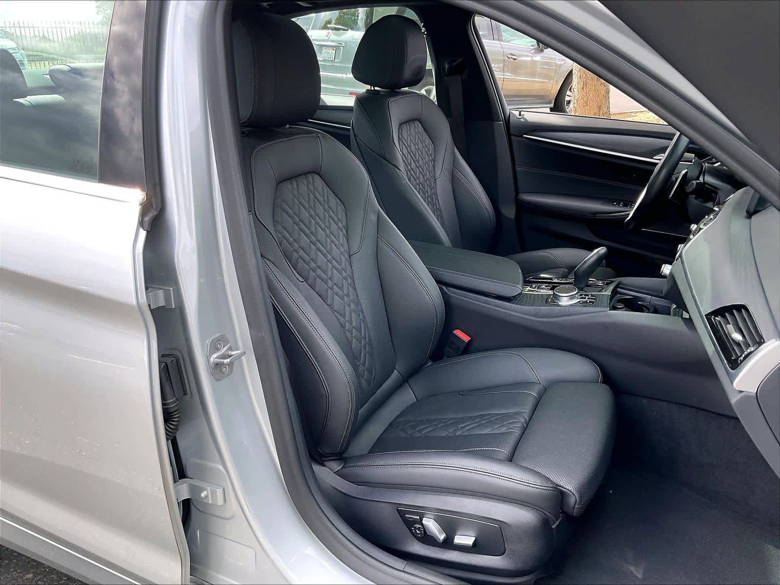 Used 2021 BMW 540i w/ Premium Package image 9