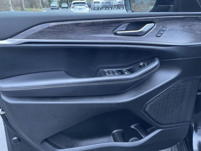 Used 2023 Jeep Grand Cherokee Limited w/ Luxury Tech Group II image 22