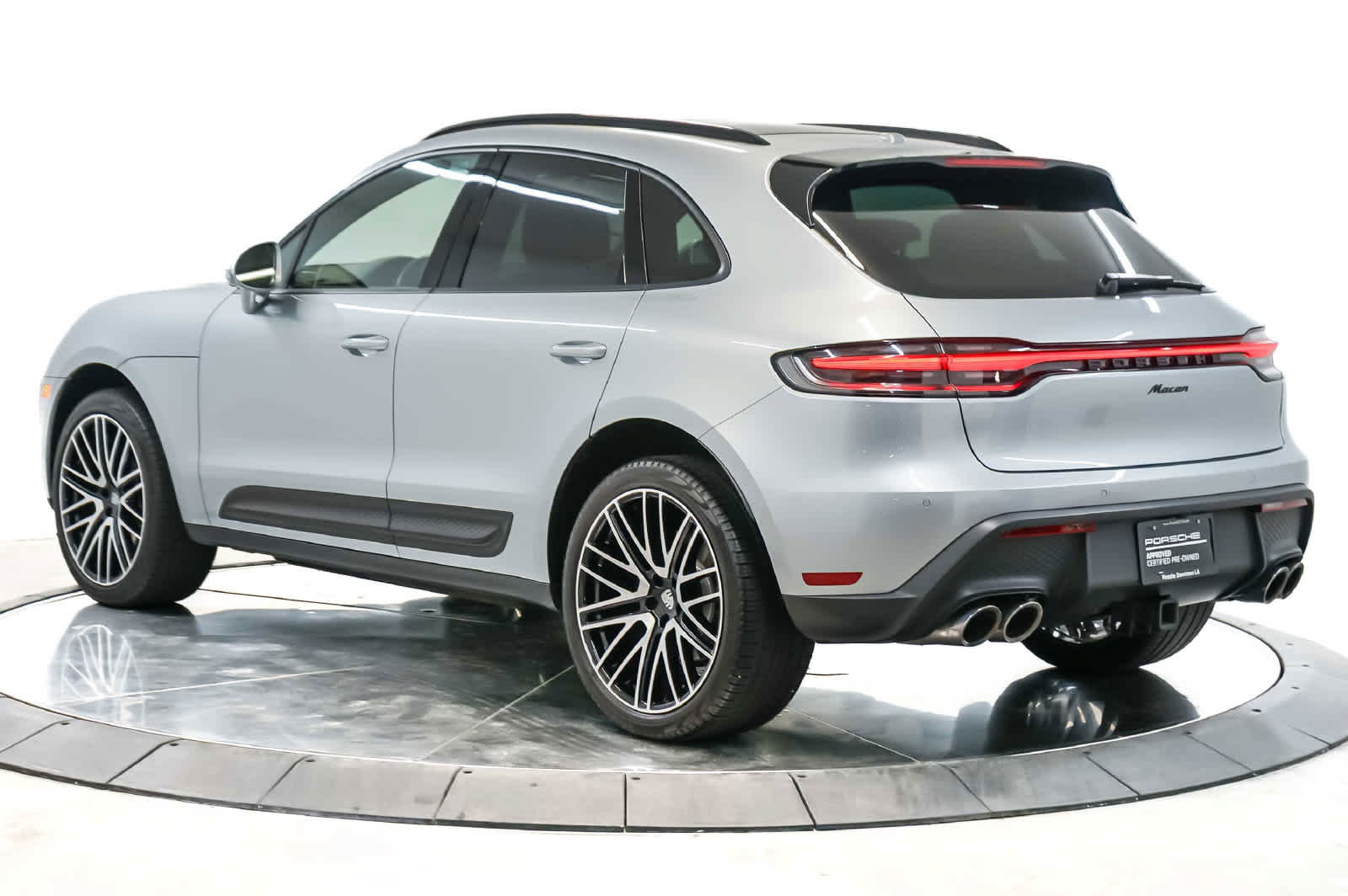 Certified 2024 Porsche Macan AWD/4WD image 3
