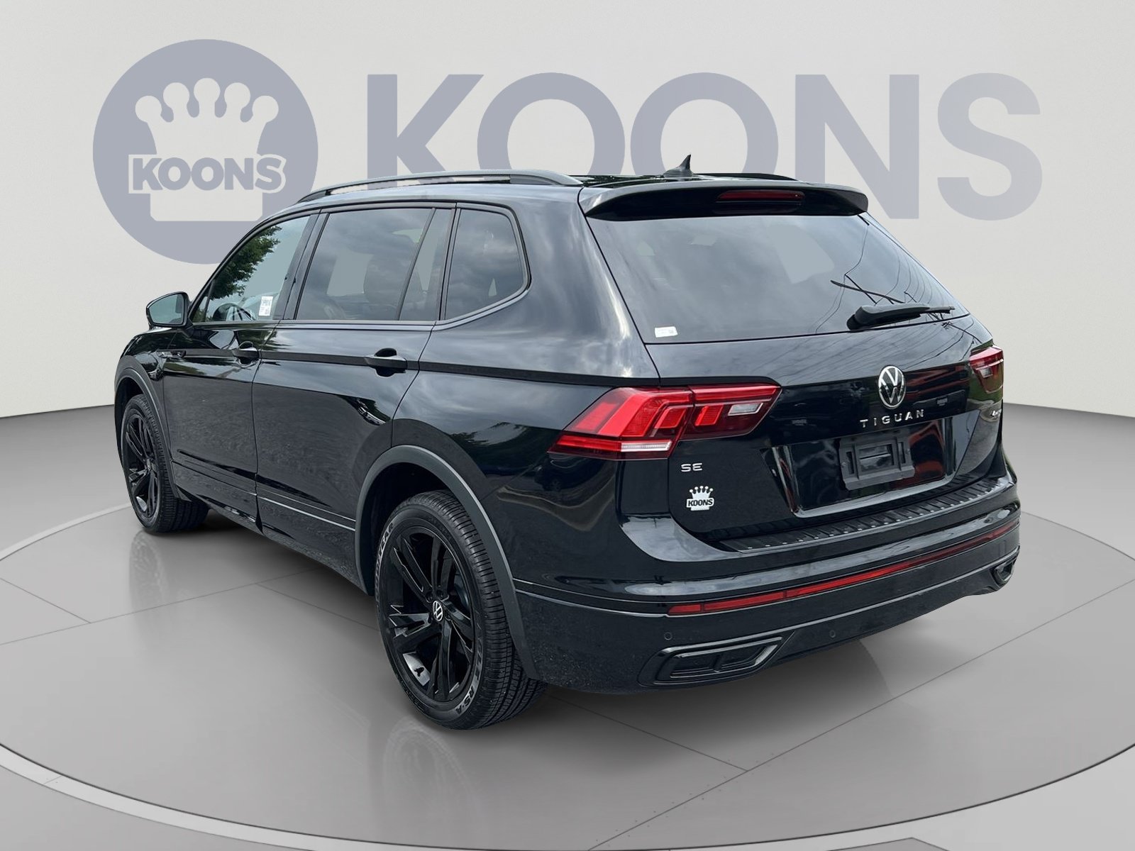 Used 2023 Volkswagen Tiguan SE R-Line AWD/4WD image 4