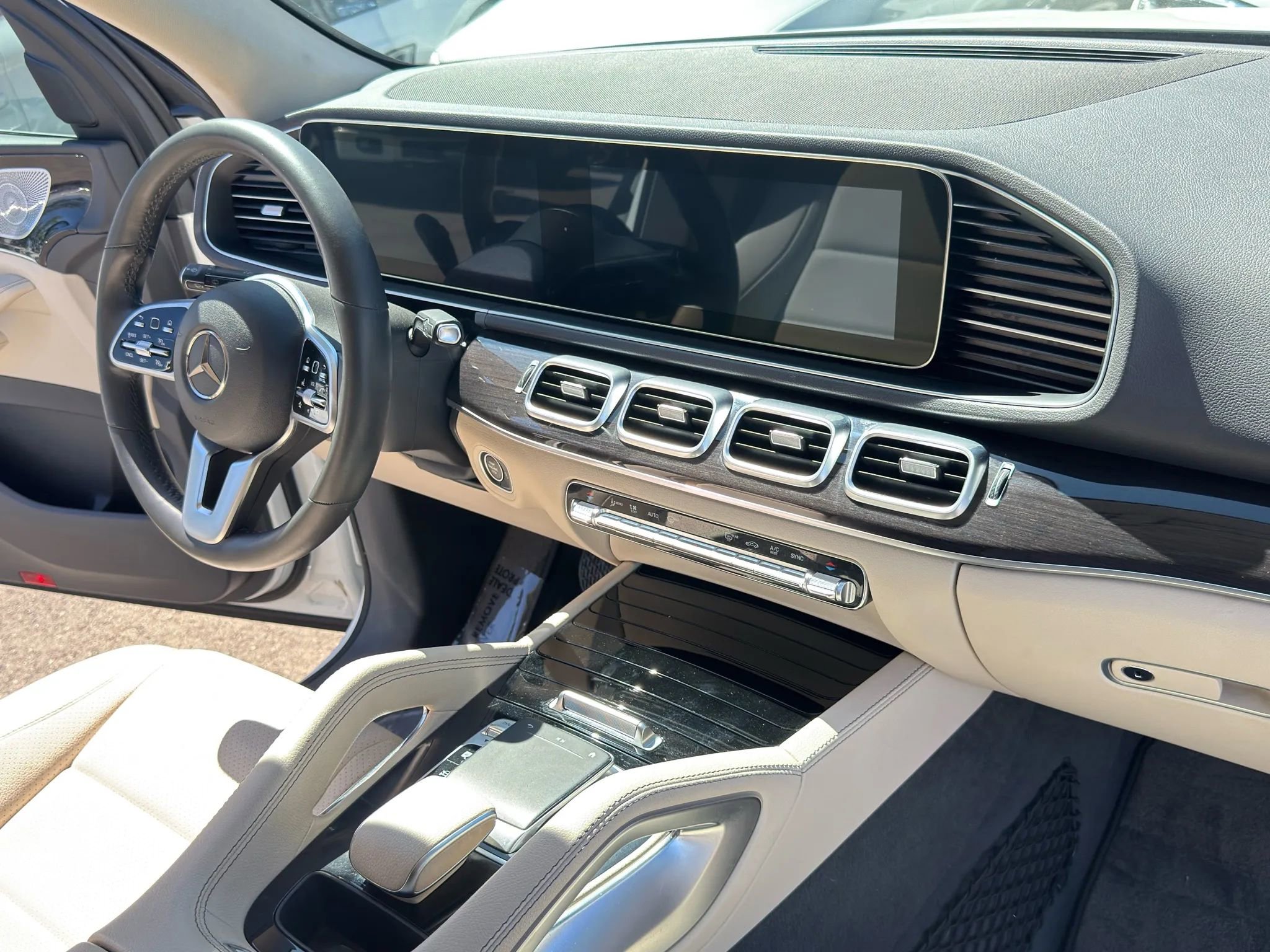 Used 2020 Mercedes-Benz GLE 350 4MATIC w/ Premium Package image 16