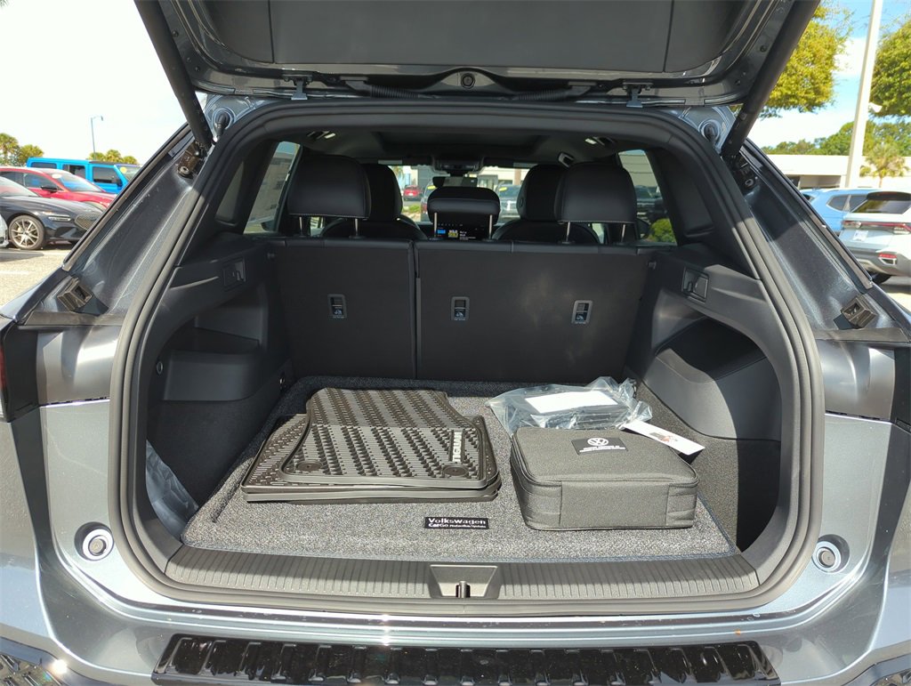 New 2025 Volkswagen Tiguan SE R-Line image 15