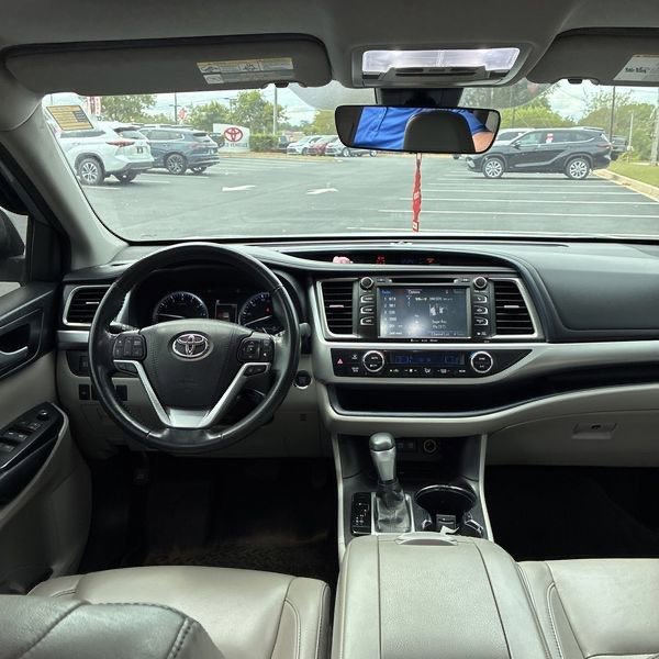 Used 2018 Toyota Highlander XLE image 7